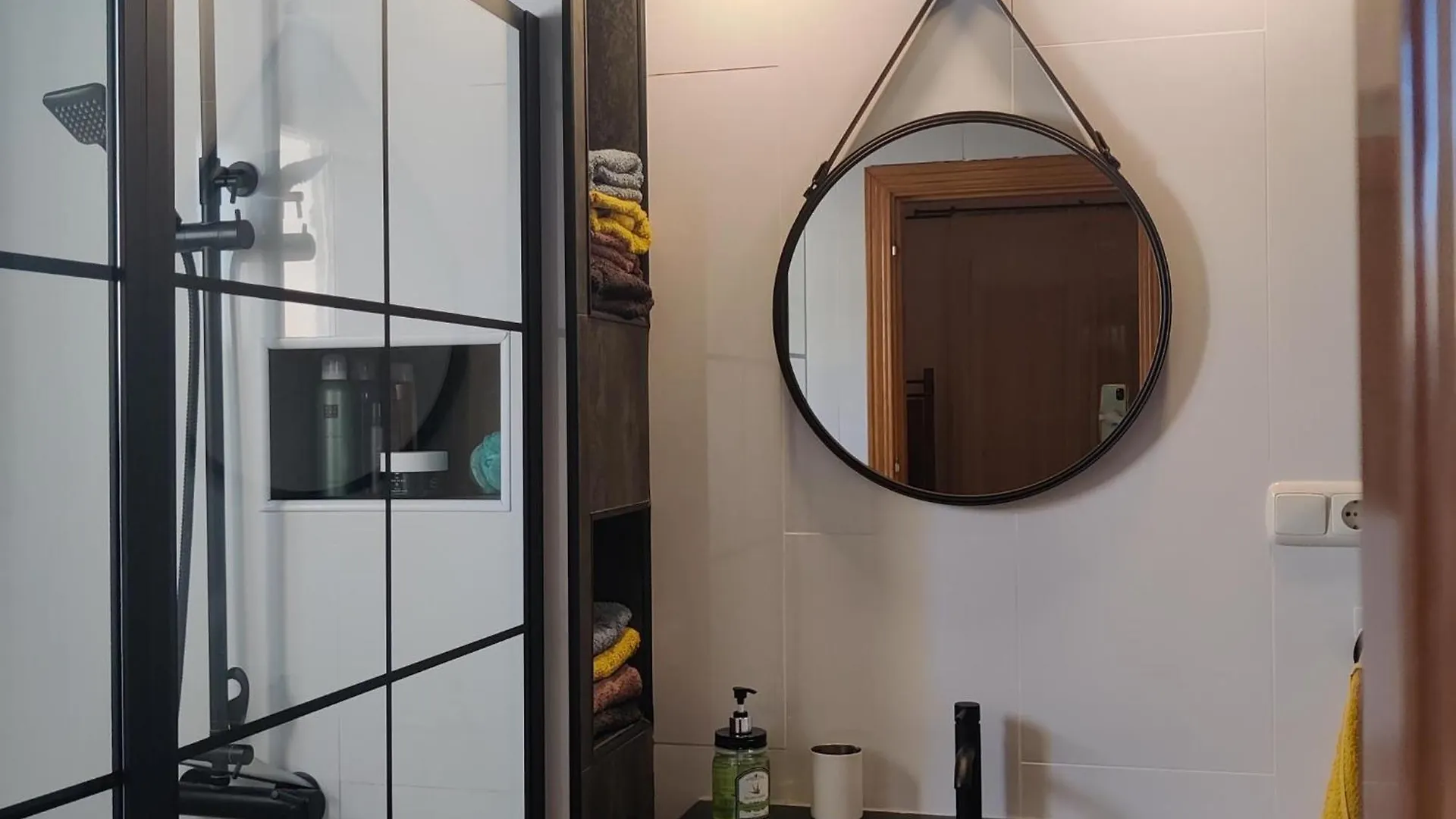 Cosy 1 Bed Apt 50M2 Terrace 贝纳尔马德纳